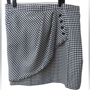 Tahari Black &White Houndstooth Faux Wrap Pencil Skirt/ Sz 18